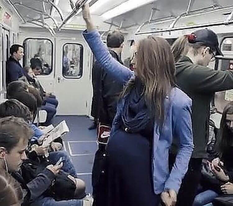 Беременная в метро